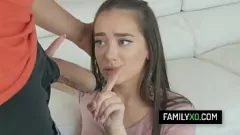 Reproduzir O padrasto Juan Largo não consegue resistir ao fascínio do jovem Gia Paige no tabu hardcore encontro