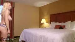 Oynat Busty Milf Jeannine Hansen işten eve döner ve yaramaz alır