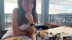 Abspielen Der vollbusige Teene Katty West wird am ersten Date im Freien ungezogen