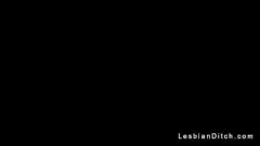 Reproducir Amantes de lesbianas peludas lamiendo y hibrando a la felicidad orgásmica
