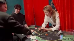 Играть Сексуальная тайваньская блондинка опускается и грязно от своего любовника