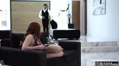 播放 继妈妈在表演中抓住他们时，继父乱搞青少年继女