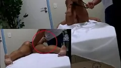 Riproduci Catturato in flagrante: Solomon calda sconosciuto e Bebelzinha diventano intimi