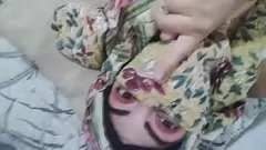 Putar MILF MILF yang berpakaian jilbab menyemprotkan saat berdoa suami tidak menyadari
