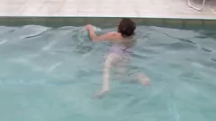 Jouer MILF poilue se rasent la chatte pour montrer le corps du bikini et tourne durement les bites à la plage