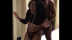 Reproduzir Experimente a emoção máxima com o enorme galo negro de 14 polegadas neste vídeo pornô hardcore com uma estrela pornô negra de 18 anos