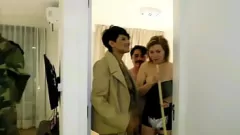 تشغيل بيرلا لوبيز بدور الخادمة العاهرة التي مارس الجنس بشدة من قبل رئيسها والسياسي الفاسد في طقوس العربدة الشديدة