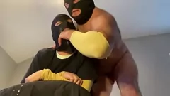 Putar Suami alfa lurus yang dominan secara verbal merendahkan istrinya yang banci sambil menidurinya dan membuatnya muntah pada penisnya yang besar