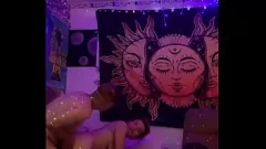 Reproducir Compradora blanca inocente con tetas pequeñas monta mi polla a lo perrito después de conocerme