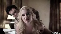 Reproducir Adolescente con falda tentada a tener sexo por un vecino pervertido