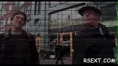 Reproducir Hermosa bebé con un culo agudo se inclina y chupa gumshoe severamente