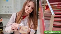 Reproducir Shrimp cutie elle rosiness se somete a efectivo wall street para una buena cogida
